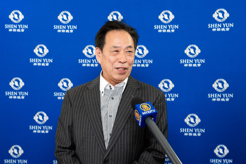 图5:日本无人机安全飞行推进协会理事长田村德久(Tamura naruhisa)观看了神韵环球艺术团在名古屋的首场演出。(大<span style='max-width:0px!important;margin-left:-4px;color:#eee!important;'>.</span>纪<span style='max-width:0px!important;margin-left:-4px;color:#eee!important;'>.</span>元<span style='max-width:0px!important;margin-left:-4px;color:#eee!important;'>;</span>)