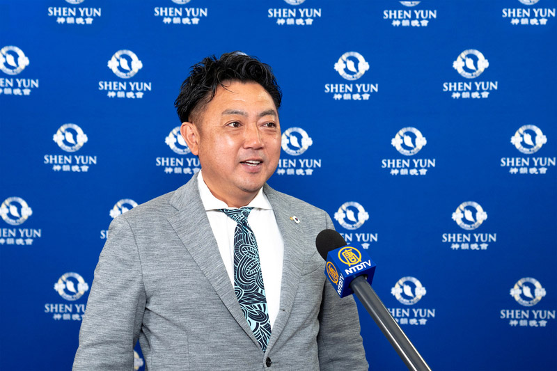 图7:公司董事加藤文彦(Fumihiro Kato)观赏了神韵环球艺术团在日本名古屋的首场演出。(大<span style='max-width:0px!important;margin-left:-4px;color:#eee!important;'>.</span>纪<span style='max-width:0px!important;margin-left:-4px;color:#eee!important;'>.</span>元<span style='max-width:0px!important;margin-left:-4px;color:#eee!important;'>;</span>)