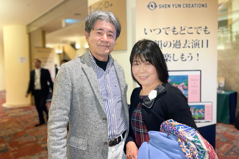 图8:建筑设计公司老板加藤充宣(Kato Mitsunori)和夫人哉子(Kanako)观赏了神韵环球艺术团在日本名古屋的首场演出。(大<span style='max-width:0px!important;margin-left:-4px;color:#eee!important;'>.</span>纪<span style='max-width:0px!important;margin-left:-4px;color:#eee!important;'>.</span>元<span style='max-width:0px!important;margin-left:-4px;color:#eee!important;'>;</span>)