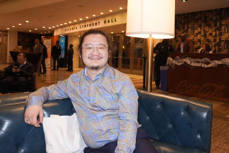 图12:二零二四年十二月二十三日,华人工程师理查德‧严(Richard Yan,音译)观看了神韵世界艺术团在亚特兰大交响乐厅(Atlanta Symphony Hall)的首场演出。(大<span style='max-width:0px!important;margin-left:-4px;color:#eee!important;'>.</span>纪<span style='max-width:0px!important;margin-left:-4px;color:#eee!important;'>.</span>元<span style='max-width:0px!important;margin-left:-4px;color:#eee!important;'>;</span>)