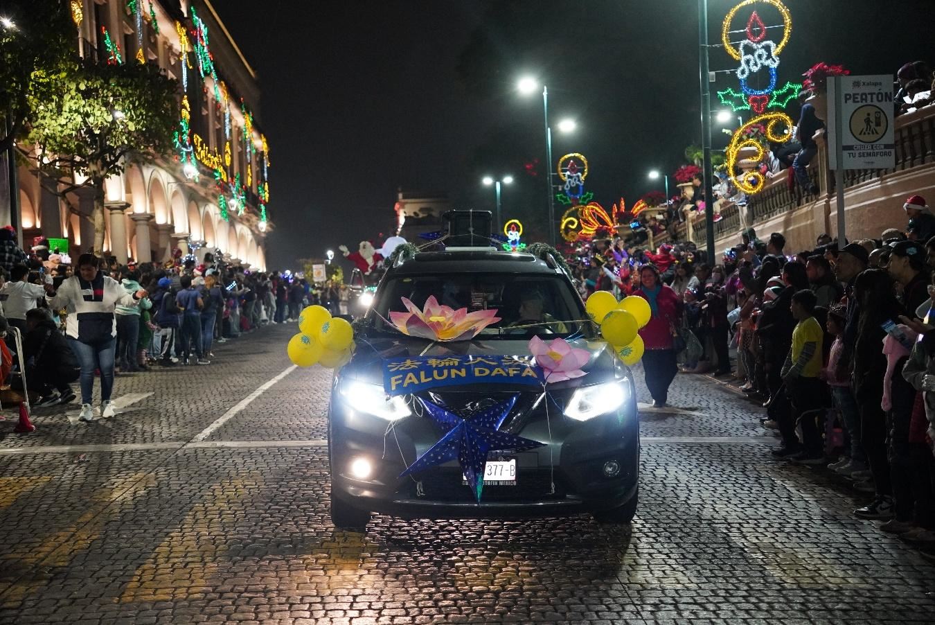'图8~10:法轮功学员的花车参加墨西哥韦拉克鲁斯州哈拉帕市二零二四年圣诞游行。'