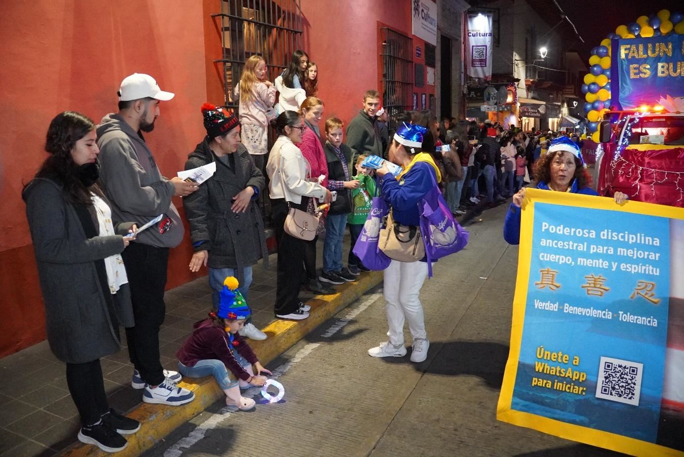 '图12~17:来自墨西哥不同地方的法轮功学员参加在韦拉克鲁斯州哈拉帕市二零二四圣诞游行中,法轮功学员发给观众法轮功真相资料。'