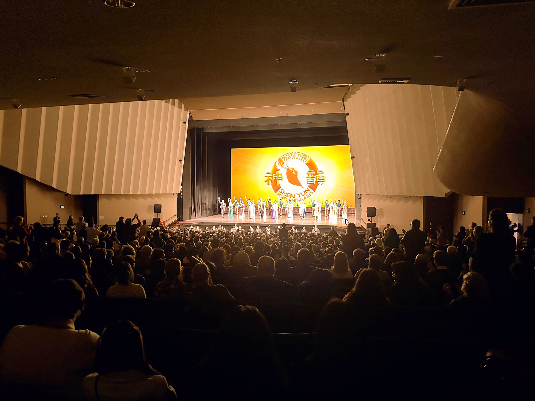 图:二零二四年二月四日下午,神韵世界艺术团在加州弗雷斯诺威廉·萨洛扬剧院的第三场演出,也是本年度,在北加州的最后一场演出,在观众的热烈掌声掌声中落下帷幕。(明慧网)