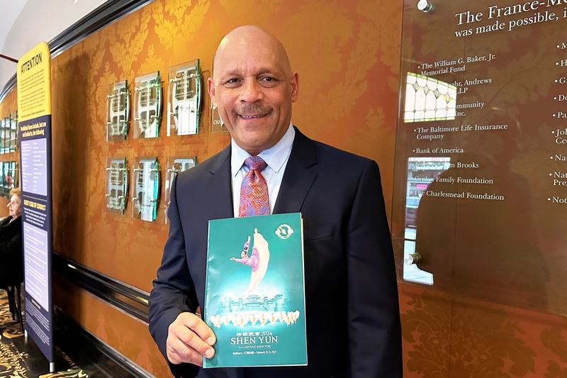 '图7:龙年初一(二月十日)下午,美国国防部官员马克·贝伊(Mark Bey)观看了神韵新世界艺术团本演季在巴尔的摩竞技场剧院(Hippodrome Theatre)的第一场演出。“演出色彩缤纷,我非常喜欢!”'