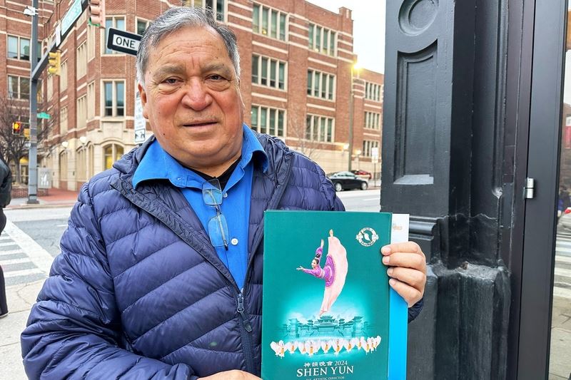 '图8:音乐家、作曲家马里奥·戈多伊(Mario Godoy)说:“乐团、舞蹈、天幕和所有演出元素,是如此完美的整合在一起,我很喜欢。”'