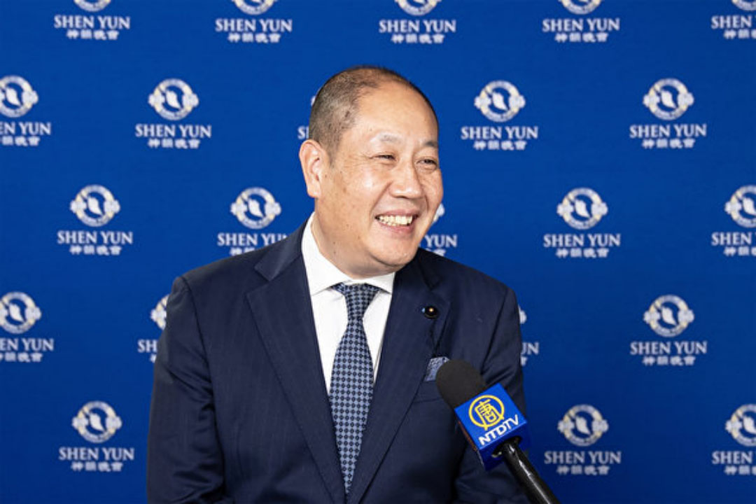 图11:二零二四年二月十二日下午,兵库县议员长濑猛(Nagase Takeshi)观看了神韵纽约艺术团在神户文化大厅(Kobe Bunka Hall)进行的第三场演出。(大<span style='max-width:0px!important;margin-left:-4px;color:#eee!important;'>.</span>纪<span style='max-width:0px!important;margin-left:-4px;color:#eee!important;'>.</span>元<span style='max-width:0px!important;margin-left:-4px;color:#eee!important;'>;</span>)