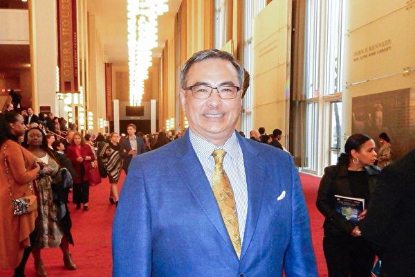 '图17:一月二十七日下午,美国国防部官员安东尼·莫斯切拉(Anthony Moschella)观看神韵演出后表示:“制作极为出色。”'