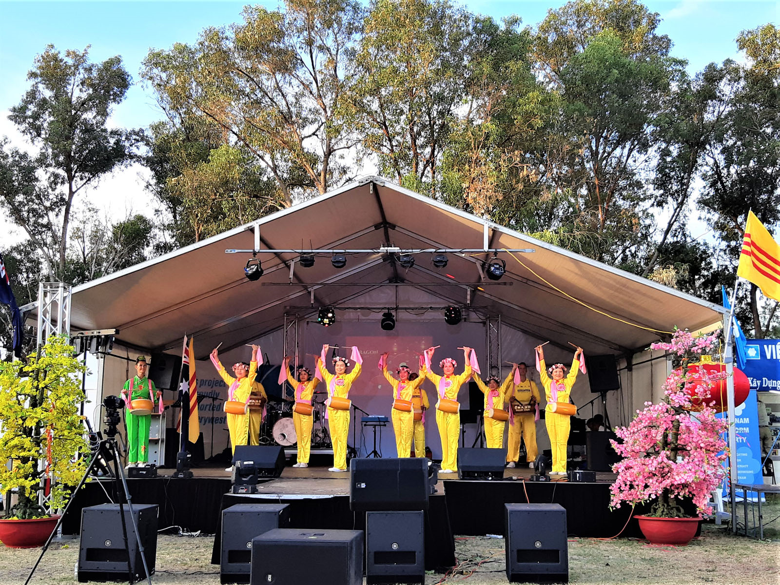 图2:法轮功学员表演传统喜庆的腰鼓舞。