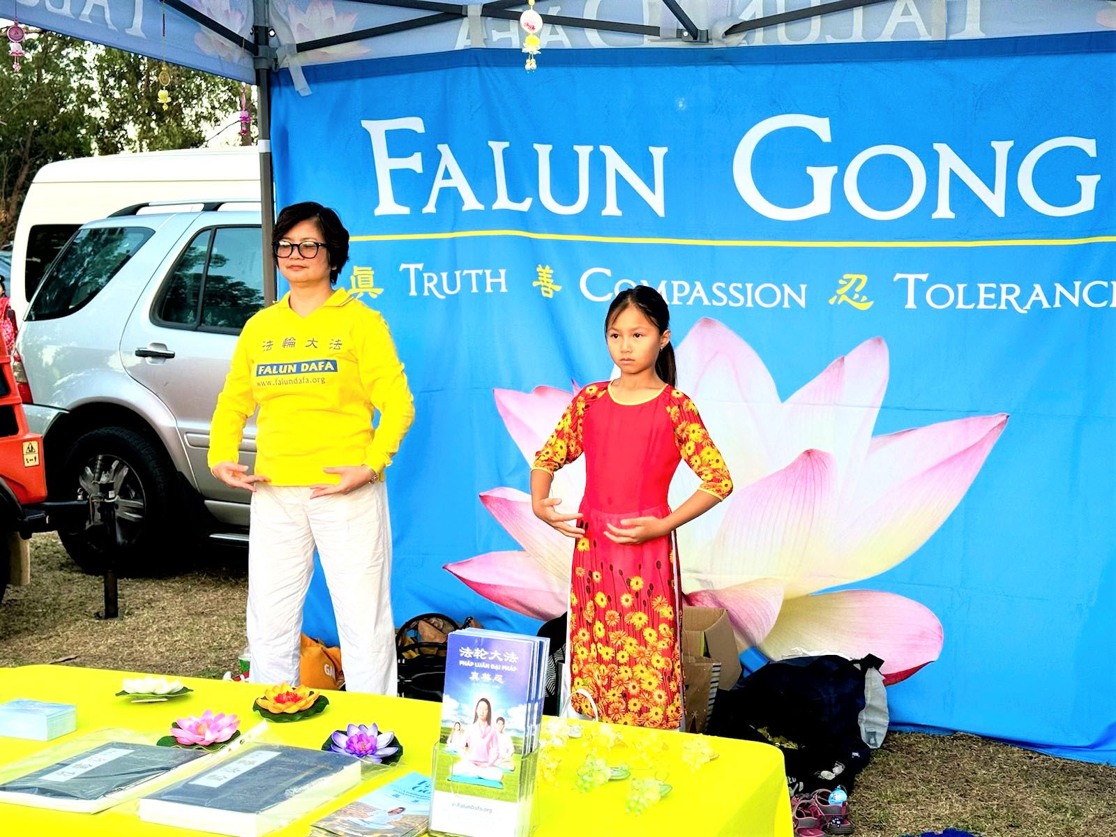 图4:法轮功学员在展位上展示功法。