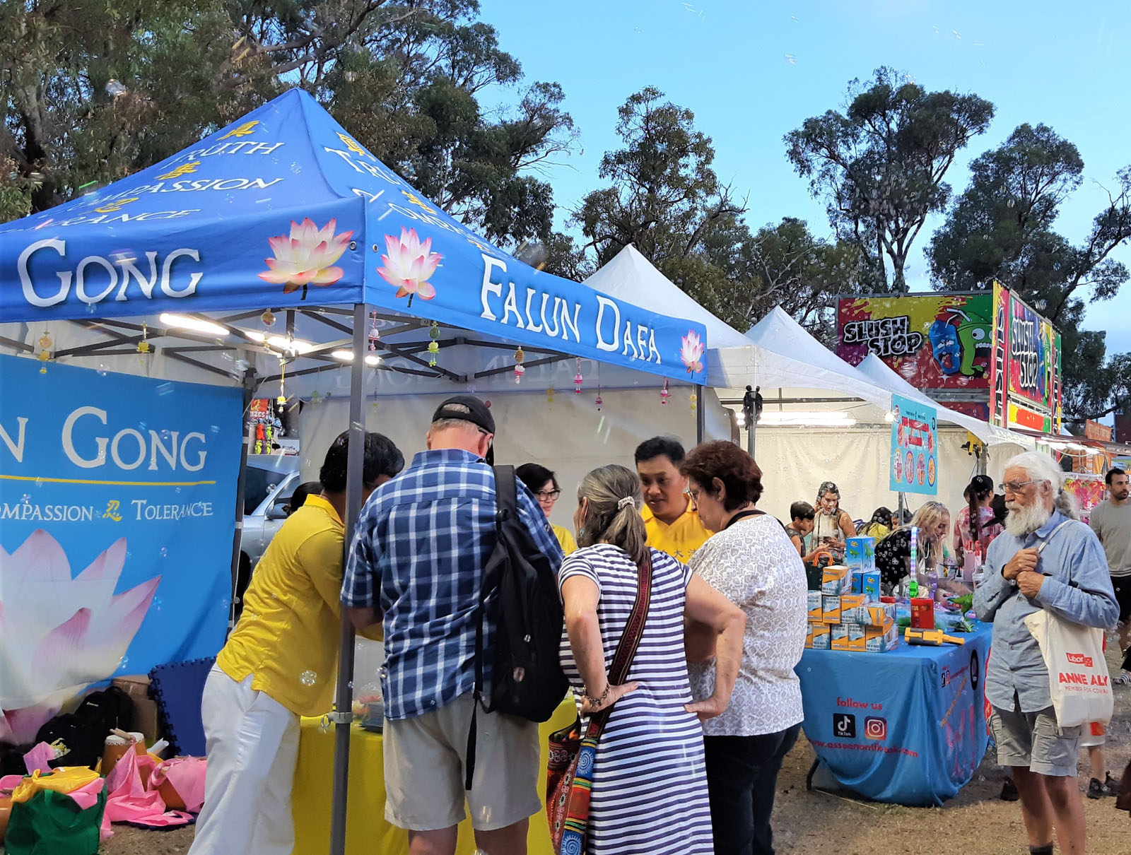 图5~8:人们在学员的展位了解法轮功真相。