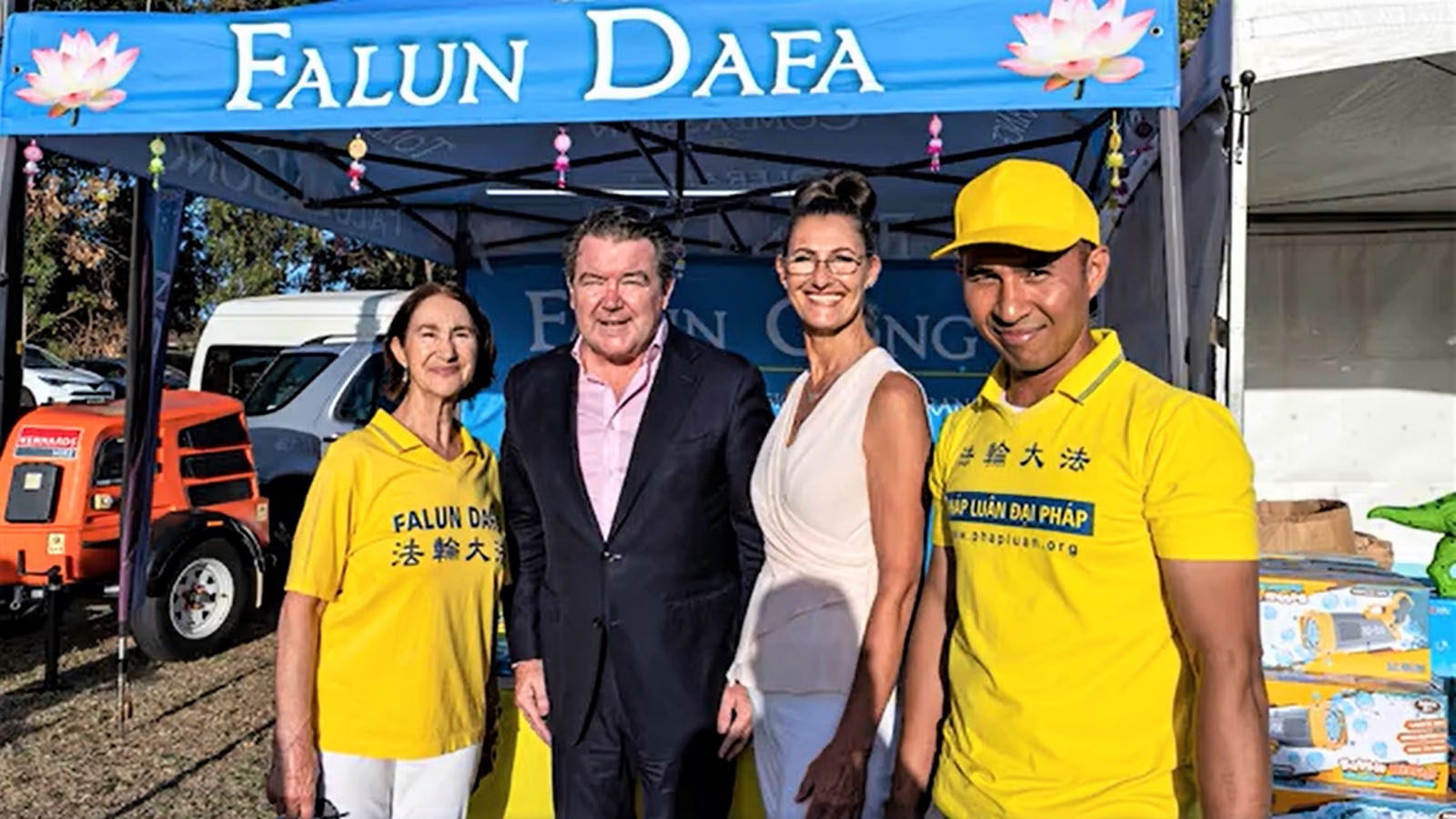 图9:澳洲自由党参议员迪恩·史密斯(Dean Smith,左二)与法轮功学员合影。