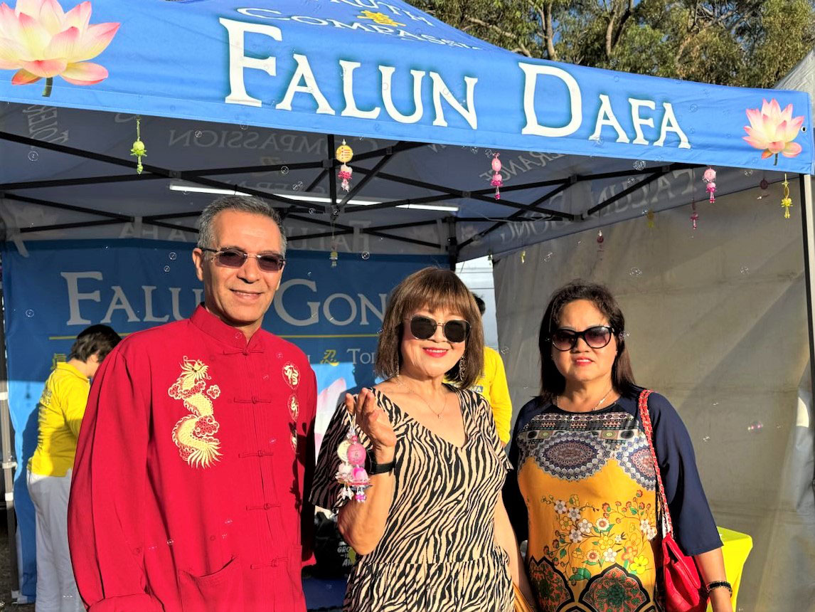 图10:来自越南社区的阮雅(Nga Nguyen,中)认为,每个人都会从真、善、忍中受益。