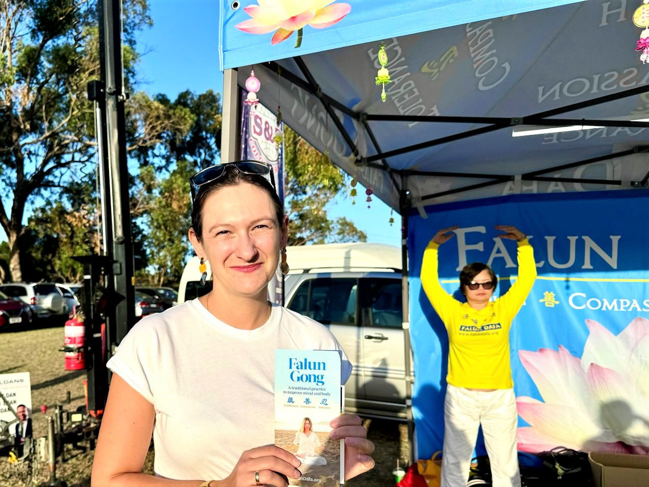 图11:马尔戈扎塔·奥尔扎克(Malgorzata Olszak)被学员炼功时的祥和能量所打动。