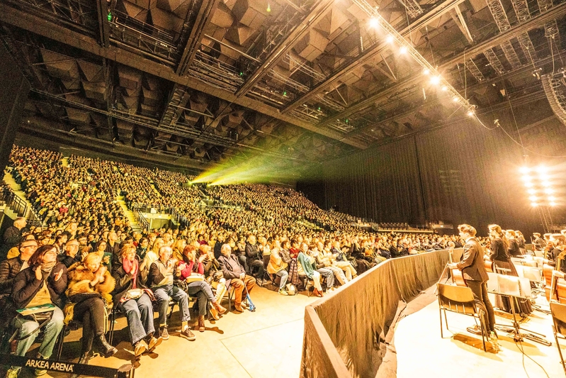 图2:二零二四年二月四日晚,美国神韵艺术团首次莅临法国南部以葡萄酒闻名、拥有一批世界遗产的旅游城市——波尔多、在阿凯亚剧场(Arkea Arena)进行首场演出,四千二百位观众观看演出,票房大爆满。(大<span style='max-width:0px!important;margin-left:-4px;color:#eee!important;'>.</span>纪<span style='max-width:0px!important;margin-left:-4px;color:#eee!important;'>.</span>元<span style='max-width:0px!important;margin-left:-4px;color:#eee!important;'>;</span>)