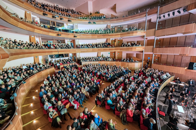 图3:二零二四年一月三十日晚,美国神韵环球艺术团在意大利乌迪内的乔瓦尼新剧院(Teatro Nuovo Giovanni da Udine)上演了今年在当地的第二场演出。(大<span style='max-width:0px!important;margin-left:-4px;color:#eee!important;'>.</span>纪<span style='max-width:0px!important;margin-left:-4px;color:#eee!important;'>.</span>元<span style='max-width:0px!important;margin-left:-4px;color:#eee!important;'>;</span>)