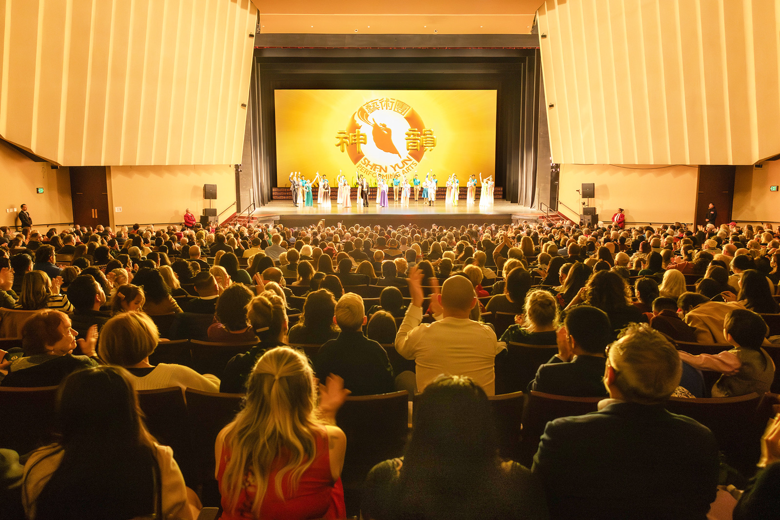 图6:二零二四年二月四日下午,神韵世界艺术团在加州弗雷斯诺威廉萨洛扬剧院的第三场演出爆满。(新<span style='max-width:0px!important;margin-left:-4px;color:#eee!important;'>!</span>唐<span style='max-width:0px!important;margin-left:-4px;color:#eee!important;'>!</span>人<span style='max-width:0px!important;margin-left:-4px;color:#eee!important;'>:</span>)