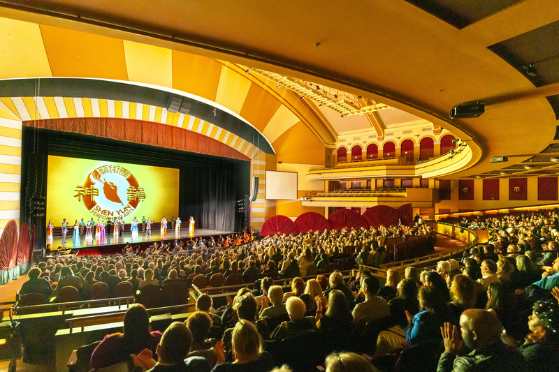 图7:二零二四年二月四日,神韵巡回艺术团在美国威斯康星州密尔沃基的美乐海雷夫剧院(Miller High Life Theatre)的最后一场演出以大爆满的票房圆满落幕,并结束了本年度在当地两天三场的巡演。(大<span style='max-width:0px!important;margin-left:-4px;color:#eee!important;'>.</span>纪<span style='max-width:0px!important;margin-left:-4px;color:#eee!important;'>.</span>元<span style='max-width:0px!important;margin-left:-4px;color:#eee!important;'>;</span>)