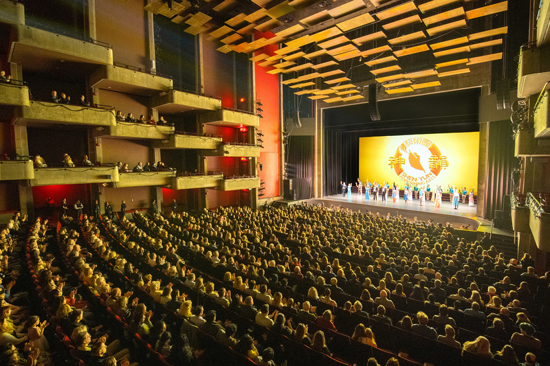 图9:二零二四年二月四日下午,美国神韵北美艺术团在印第安纳波利斯巴特拉艺术中心克劳斯纪念堂(Clowes Memorial Hall, Butler Arts Center)上演了第三场演出,也是本季在当地的最后一场演出,票房售罄,主办方打开了部份看不全背景天幕的座位,以回应观众的需求。(大<span style='max-width:0px!important;margin-left:-4px;color:#eee!important;'>.</span>纪<span style='max-width:0px!important;margin-left:-4px;color:#eee!important;'>.</span>元<span style='max-width:0px!important;margin-left:-4px;color:#eee!important;'>;</span>)