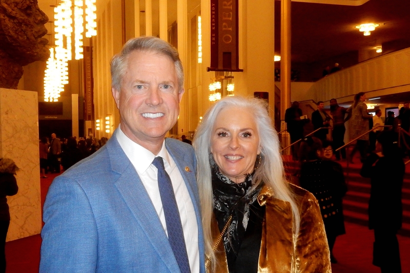 图10:美国联邦参议员罗杰·马歇尔(Roger Marshall)与太太莱娜(Laina)(大<span style='max-width:0px!important;margin-left:-4px;color:#eee!important;'>.</span>纪<span style='max-width:0px!important;margin-left:-4px;color:#eee!important;'>.</span>元<span style='max-width:0px!important;margin-left:-4px;color:#eee!important;'>;</span>)