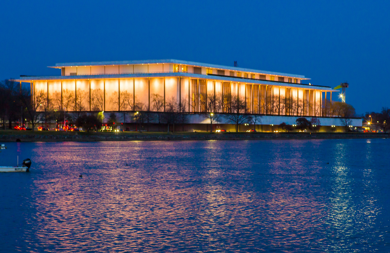 图12:二零二四年一月二十六日至二月四日,神韵新世界艺术团在美国首府华盛顿的肯尼迪艺术中心歌剧院上演了十场演出,吸引了近两万名美国政要、艺术界名流、旅美华人以及来自不同行业的主流社会人士。图为肯尼迪艺术中心外景。(大<span style='max-width:0px!important;margin-left:-4px;color:#eee!important;'>.</span>纪<span style='max-width:0px!important;margin-left:-4px;color:#eee!important;'>.</span>元<span style='max-width:0px!important;margin-left:-4px;color:#eee!important;'>;</span>)