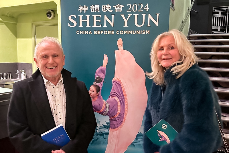 图13:二零二四年二月二日晚,前英国皇家芭蕾舞团主要领舞演员韦恩·斯林普(Wayne Sleep)在英国伦敦的汉默史密斯阿波罗剧院(Eventim Apollo)观看了神韵新纪元艺术团在当地的第七场演出。(大<span style='max-width:0px!important;margin-left:-4px;color:#eee!important;'>.</span>纪<span style='max-width:0px!important;margin-left:-4px;color:#eee!important;'>.</span>元<span style='max-width:0px!important;margin-left:-4px;color:#eee!important;'>;</span>)