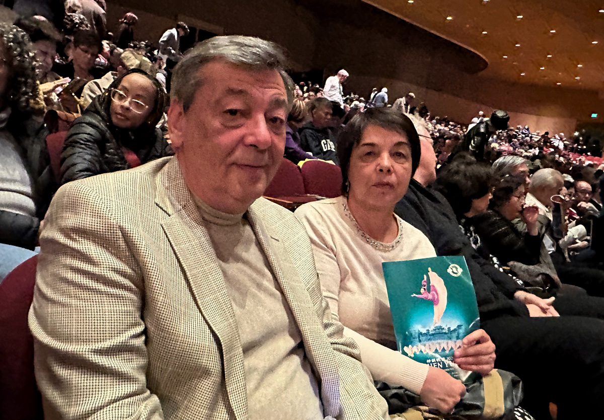 图16:一月三十一日晚,当地一家高科技公司的首席工程师瓦迪姆・沙伊姆(Vadim Shaim)和妻子卡丽娜・沙伊姆(Karina Shaim)观赏了神韵世界艺术团在圣荷西表演艺术中心上演了的加场演出。夫妻俩都感到收获很大。(明慧网)