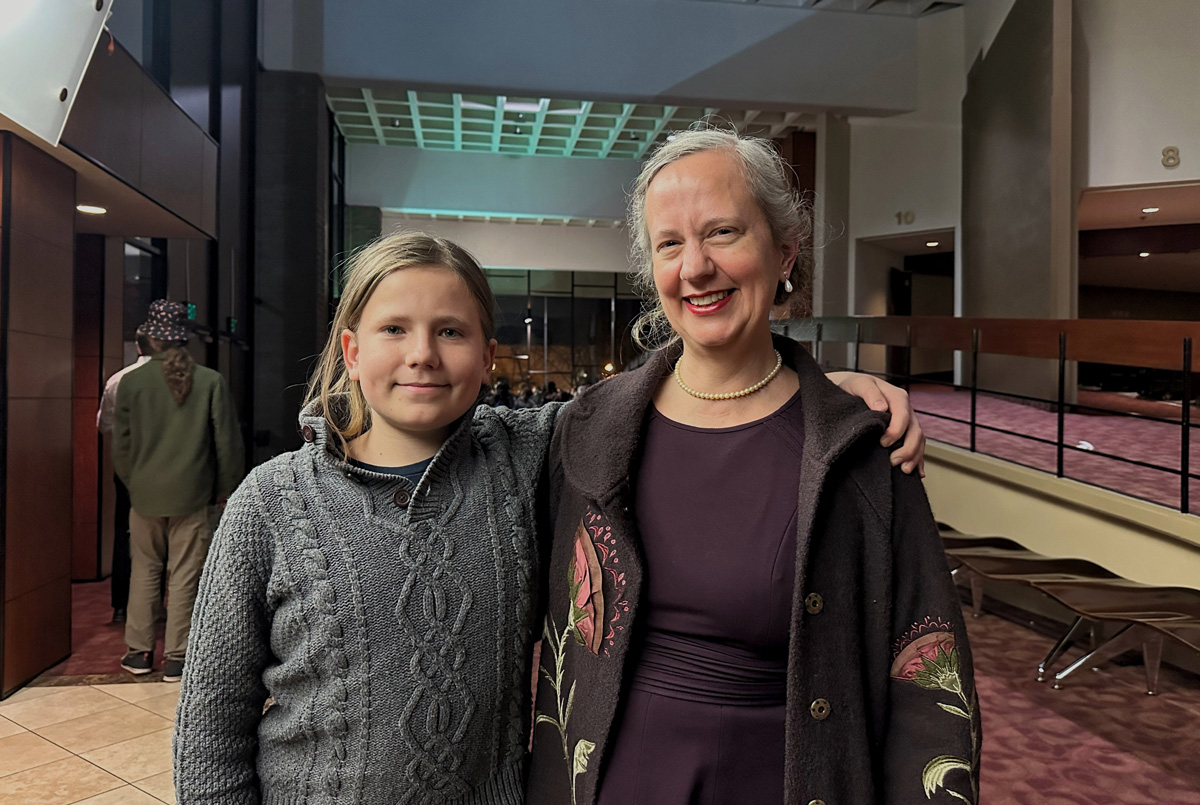 图17:女子合唱团总监伊丽莎白·奥尔(Elizabeth Orr)携儿子艾杰(AJ)观赏了二月一日,神韵世界艺术团在北加州中部城市——弗雷斯诺的演出。她说:“令人敬仰,感觉太震撼了,真的非常令人难忘。”(明慧网)