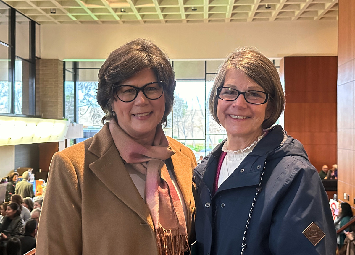 图18:超声波技师科里・范-隆(Corrie Van-Loon,左)观赏了二月一日神韵世界艺术团在弗雷斯诺威廉·萨洛扬剧院(William Saroyan Theatre)演出。(明慧网)