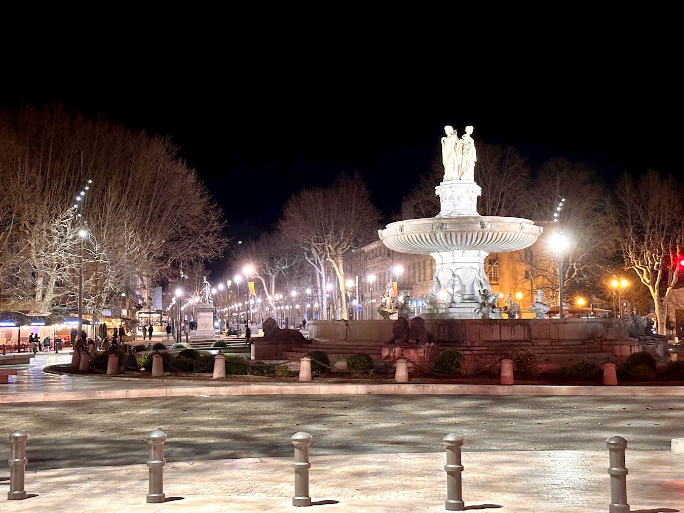 '图2:被冠以“千泉之城”的普罗旺斯地区艾克斯的夜景。图为该市地标——圆亭喷泉(因喷泉顶部为三座女神的雕塑,所以有“三女神喷泉”的别称)。(明慧网)'