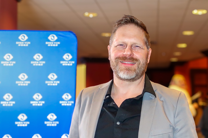 图12:二零二四年三月十五日晚,多媒体制作人、艾美奖电视节目制作人道格拉斯·约翰·维尔西拉(Douglas John Virsila)观看了神韵环球艺术团在大芝加哥郊区罗斯蒙特剧院(Rosemont Theatre)的第二场演出。(大<span style='max-width:0px!important;margin-left:-4px;color:#eee!important;'>.</span>纪<span style='max-width:0px!important;margin-left:-4px;color:#eee!important;'>.</span>元<span style='max-width:0px!important;margin-left:-4px;color:#eee!important;'>;</span>)