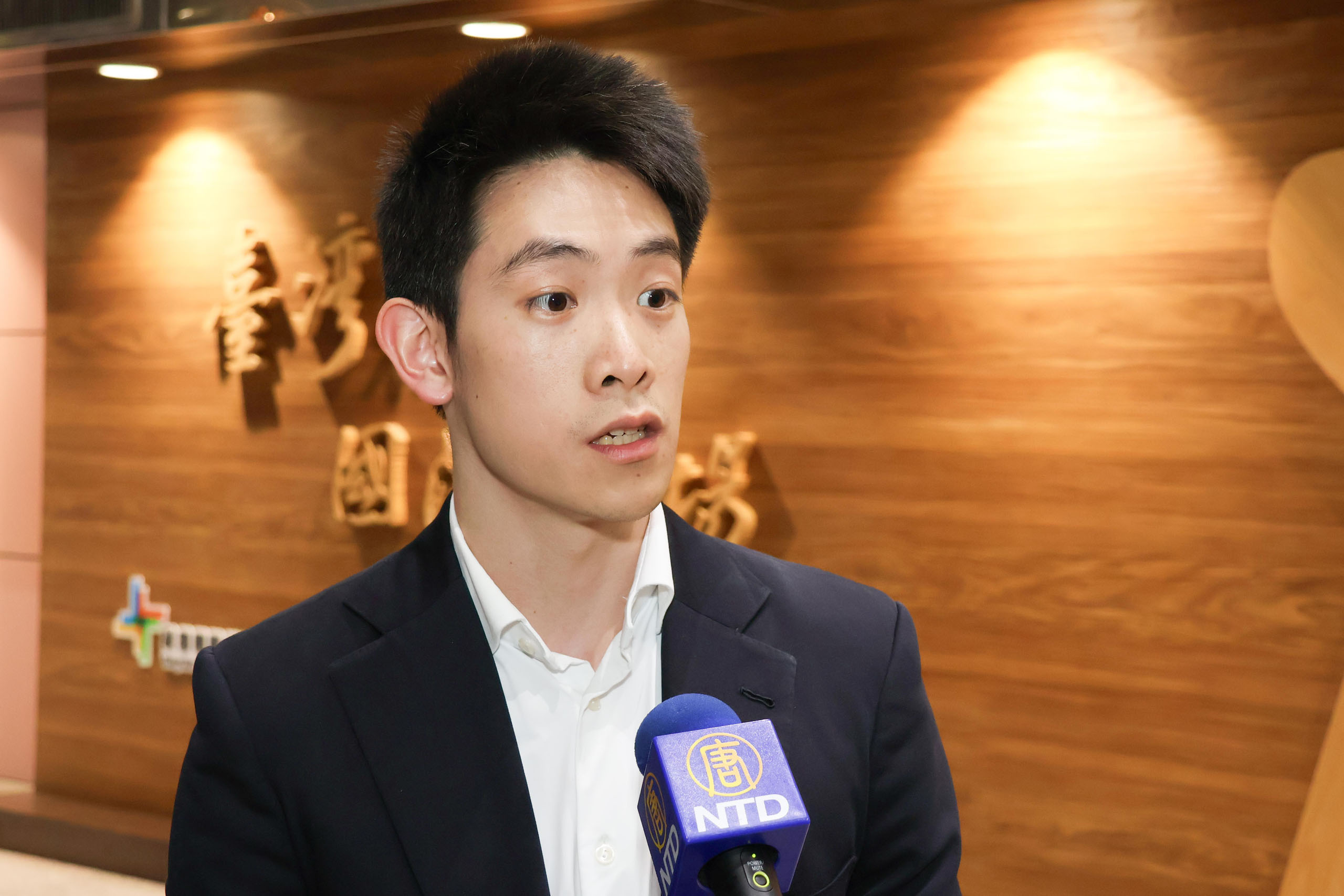 '图8:神韵主要领舞演员黄景洲说,神韵的特点是以传统的古典舞为主,在全世界是见不到这种演出的。'