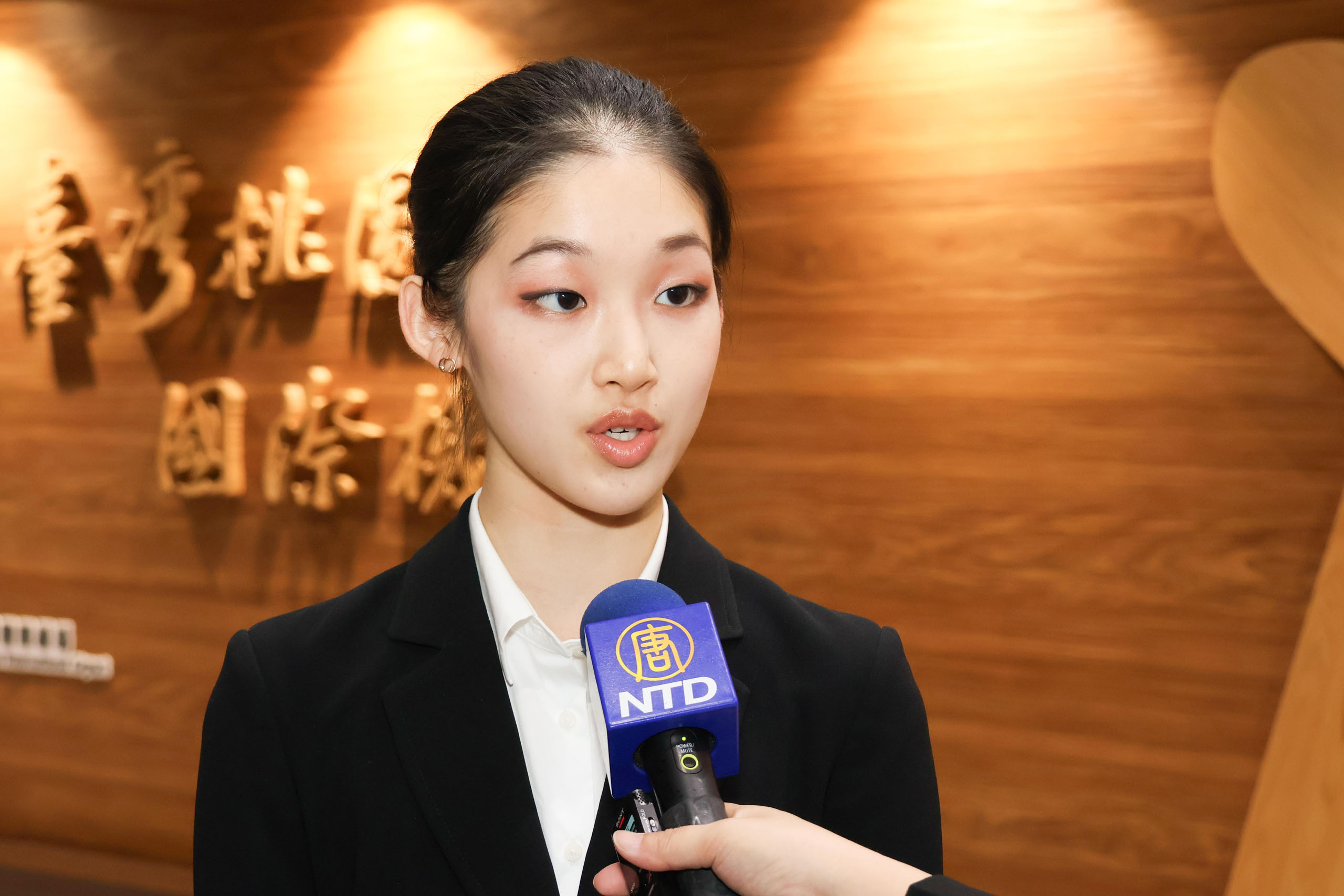 '图9:神韵纽约艺术团主要领舞演员黄于亭说,这次回到家乡,很高兴能够给台湾的观众带来这么精彩的演出。'