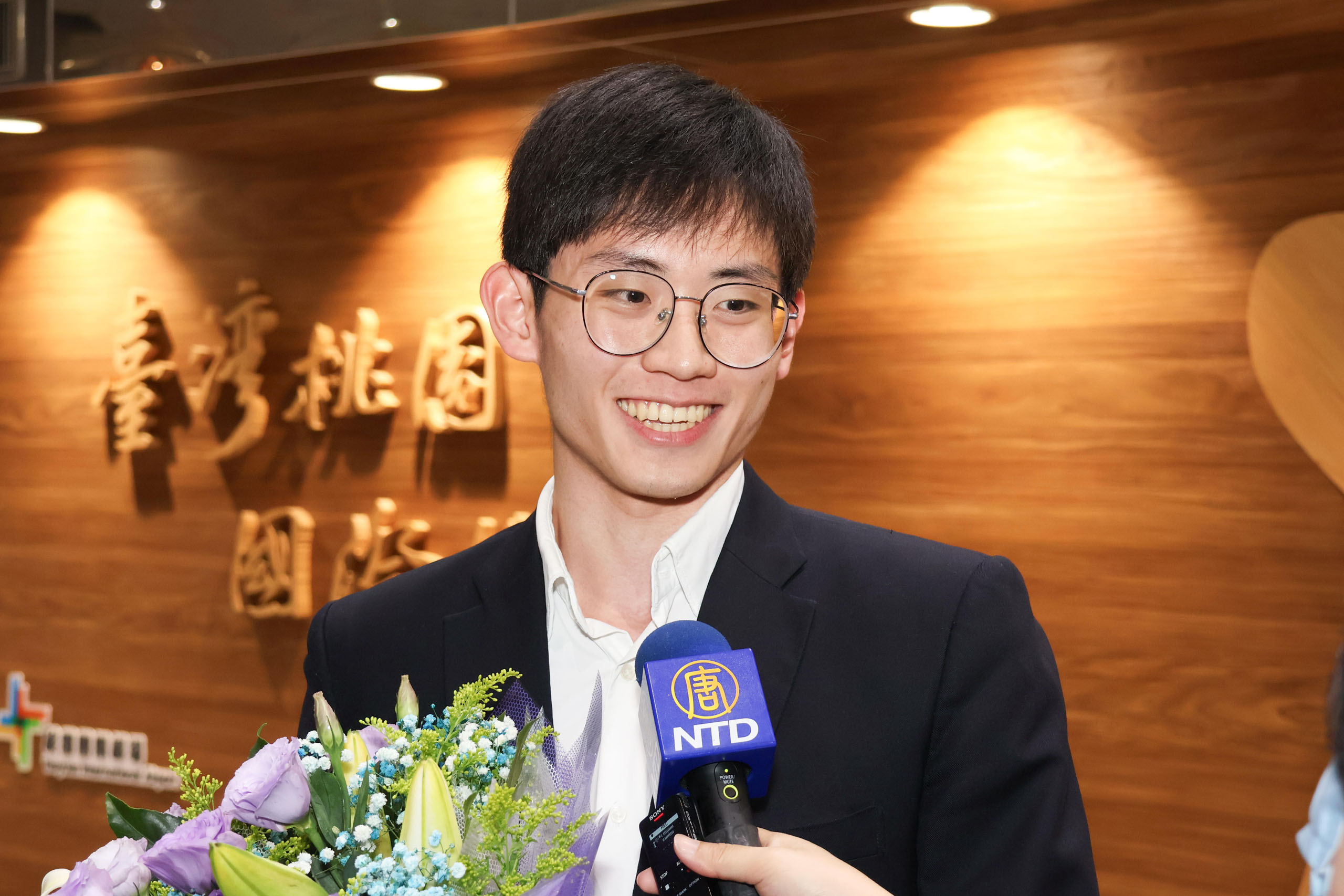 '图10:时隔七年再次回到台湾演出的主要领舞演员洪绍豪说,谢幕时看到观众热烈的掌声与反馈的文章,给他很大的鼓励。'