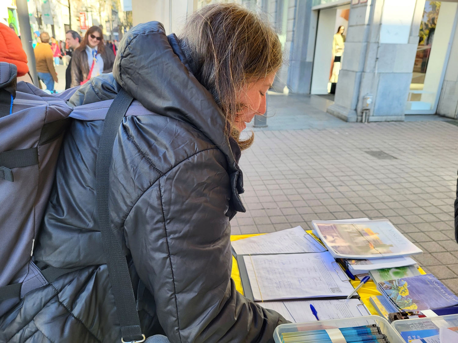 图7:维罗妮卡在反活摘器官征签表上签名支持法轮功。