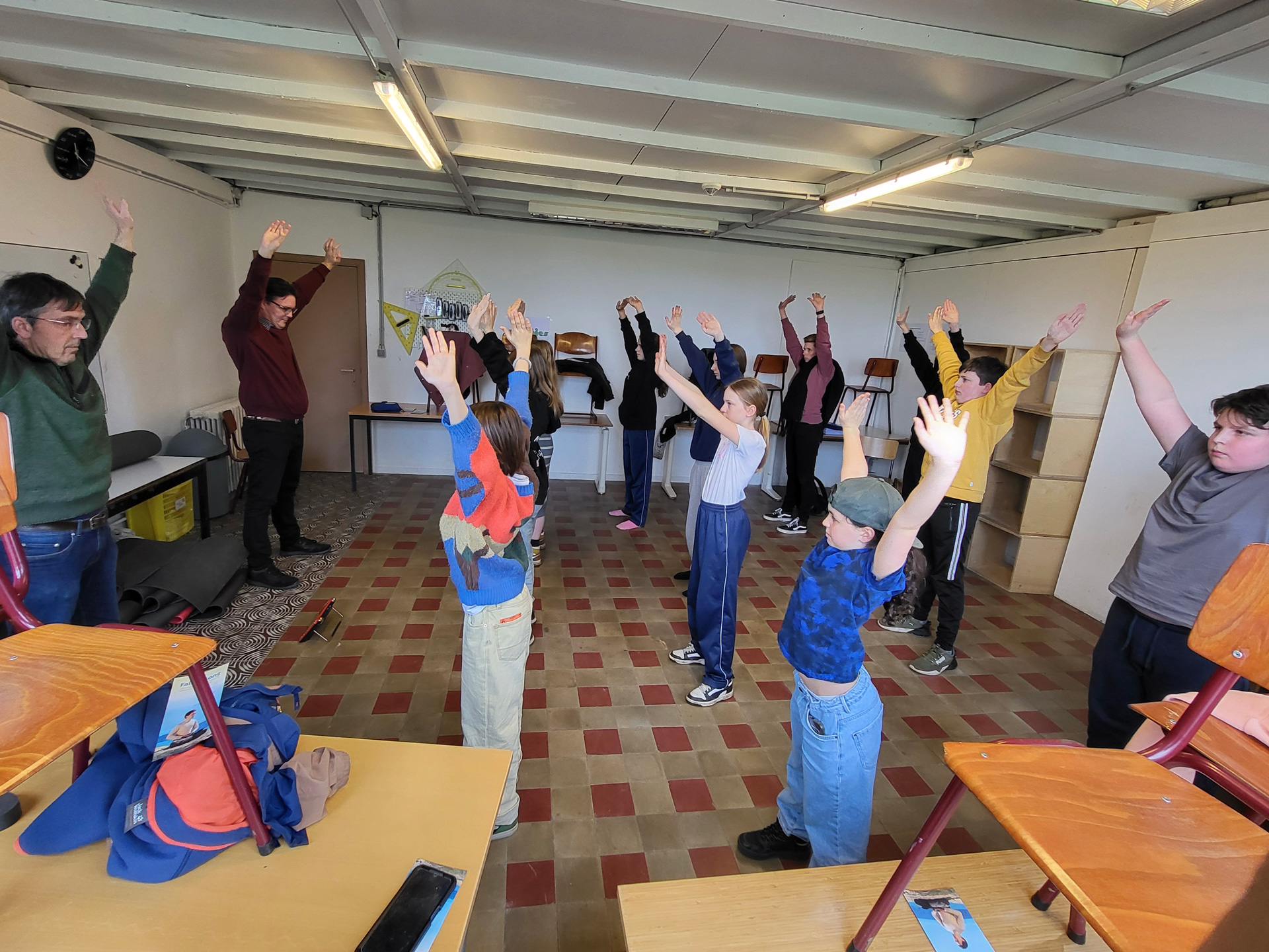 图1~2:法轮功学员分别在十二岁和十四岁的两个年龄班,教授法轮功功法。。