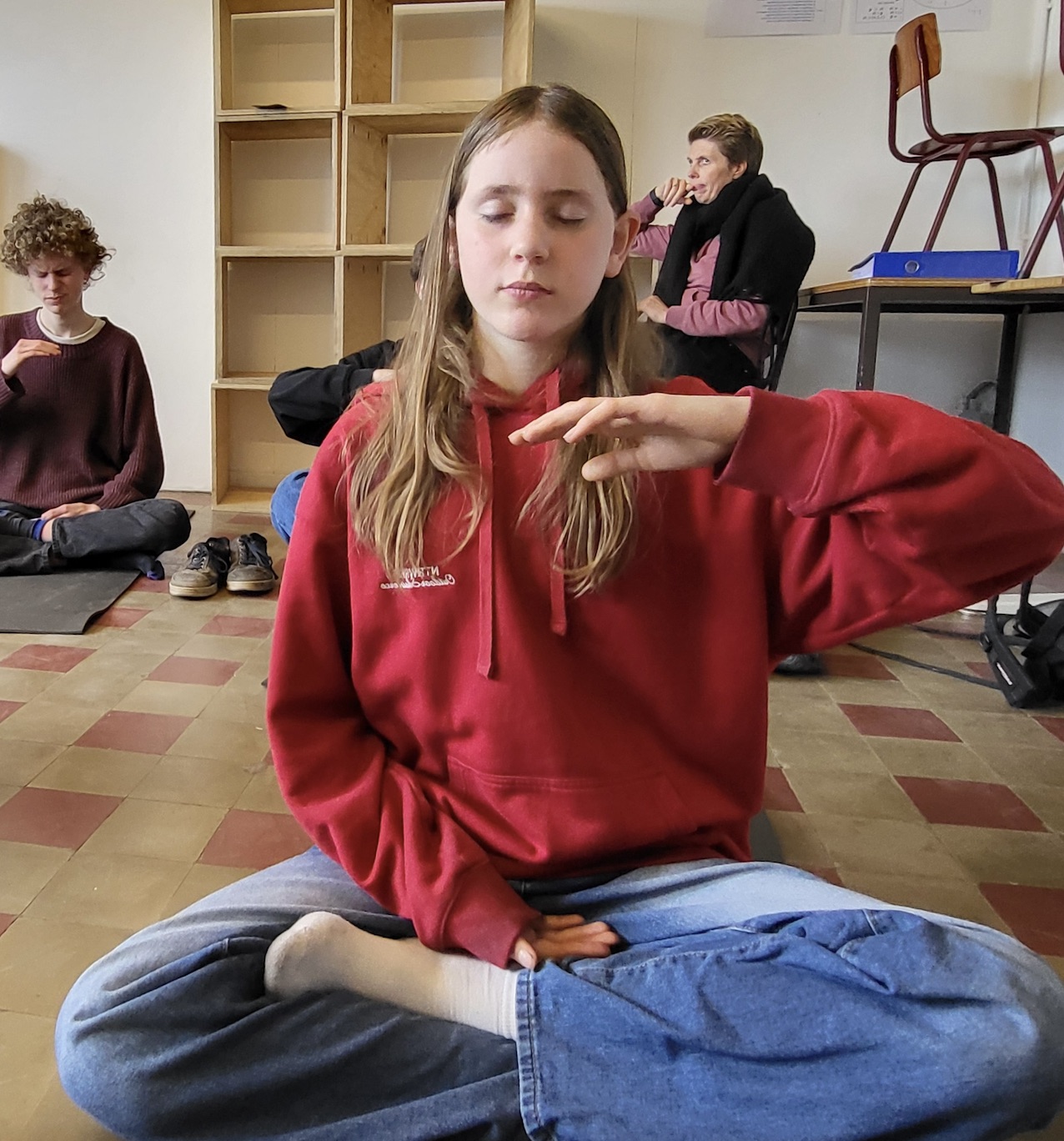 图3~4:中学生们认真地打坐中,很多同学表示感觉平静。