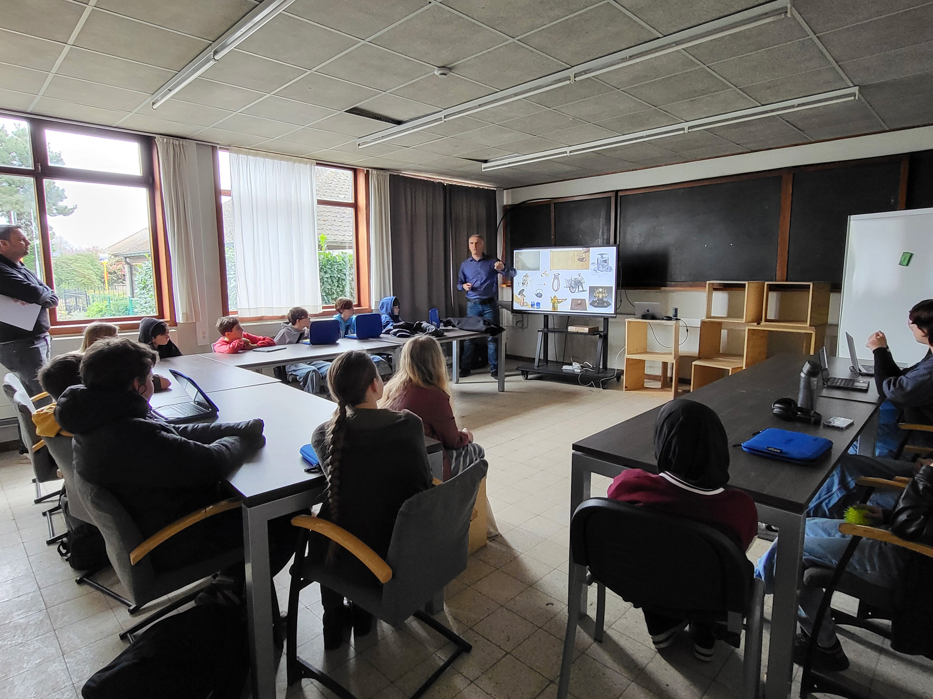 图5:法轮功学员介绍中国传统文化。。