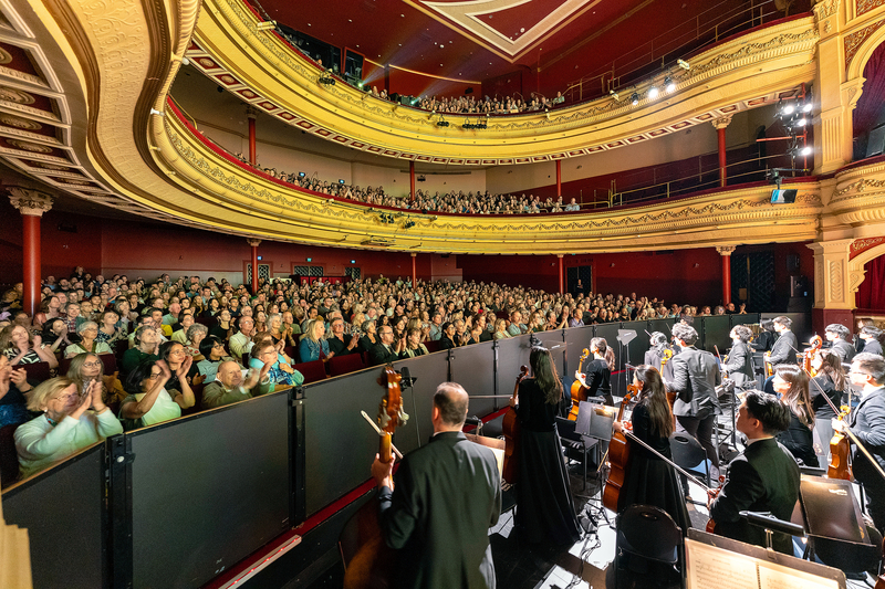 图1:二零二四年三月二十三日下午,神韵纽约艺术团在澳洲珀斯国王陛下剧院(His Majesty's Theatre)的最后一场演出,在观众的热烈鼓掌中落下帷幕。(大<span style='max-width:0px!important;margin-left:-4px;color:#eee!important;'>.</span>纪<span style='max-width:0px!important;margin-left:-4px;color:#eee!important;'>.</span>元<span style='max-width:0px!important;margin-left:-4px;color:#eee!important;'>;</span>)