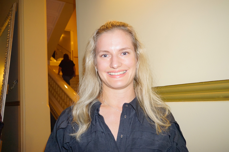 图2:澳洲媒体集团主编安娜丽·维斯马克(Annali Wressmark)说:“神韵让我大开眼界!”(大<span style='max-width:0px!important;margin-left:-4px;color:#eee!important;'>.</span>纪<span style='max-width:0px!important;margin-left:-4px;color:#eee!important;'>.</span>元<span style='max-width:0px!important;margin-left:-4px;color:#eee!important;'>;</span>)