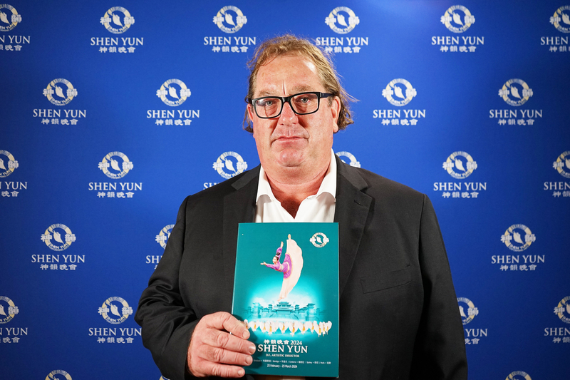 图6:二零二四年三月19日晚,澳洲西澳洲议会上议院独立议员本杰明·道金斯(Benjamin Dawkins),观赏了神韵纽约艺术团今年在珀斯国王陛下剧院(His Majesty’s Theatre)的首场演出。(新<span style='max-width:0px!important;margin-left:-4px;color:#eee!important;'>!</span>唐<span style='max-width:0px!important;margin-left:-4px;color:#eee!important;'>!</span>人<span style='max-width:0px!important;margin-left:-4px;color:#eee!important;'>:</span>电视台)