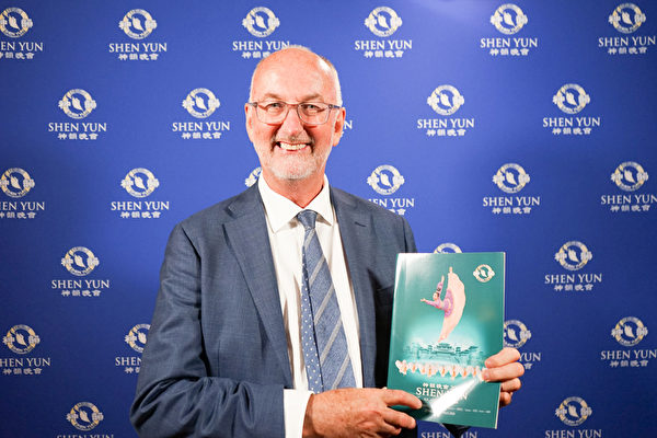 图8:二零二四年三月二十一日晚,西澳上议员、影子财政与环境厅长尼尔·汤姆森(Neil Thomson)在澳洲珀斯国王陛下剧院(His Majesty’s Theatre)观看了神韵纽约艺术团在当地的第四场演出。(新<span style='max-width:0px!important;margin-left:-4px;color:#eee!important;'>!</span>唐<span style='max-width:0px!important;margin-left:-4px;color:#eee!important;'>!</span>人<span style='max-width:0px!important;margin-left:-4px;color:#eee!important;'>:</span>电视台)