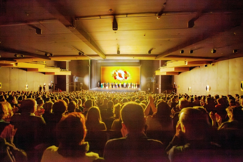 图10:二零二四年三月二十二日,美国神韵世界艺术团在瑞士巴塞尔音乐剧院(Musical Theater Basel)上演了今年当地首场演出,当天剧场大爆满,吸引了大量来自瑞士、德国与法国的主流精英。(大<span style='max-width:0px!important;margin-left:-4px;color:#eee!important;'>.</span>纪<span style='max-width:0px!important;margin-left:-4px;color:#eee!important;'>.</span>元<span style='max-width:0px!important;margin-left:-4px;color:#eee!important;'>;</span>)