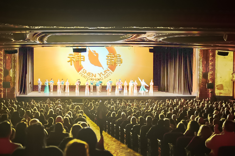 图12:二零二四年三月二十四日下午,神韵环球艺术团今年在美国水牛城希尔斯水牛城剧院(Shea’s Buffalo Theatre)的第二场演出、也是最后一场演出圆满落幕。(大<span style='max-width:0px!important;margin-left:-4px;color:#eee!important;'>.</span>纪<span style='max-width:0px!important;margin-left:-4px;color:#eee!important;'>.</span>元<span style='max-width:0px!important;margin-left:-4px;color:#eee!important;'>;</span>)