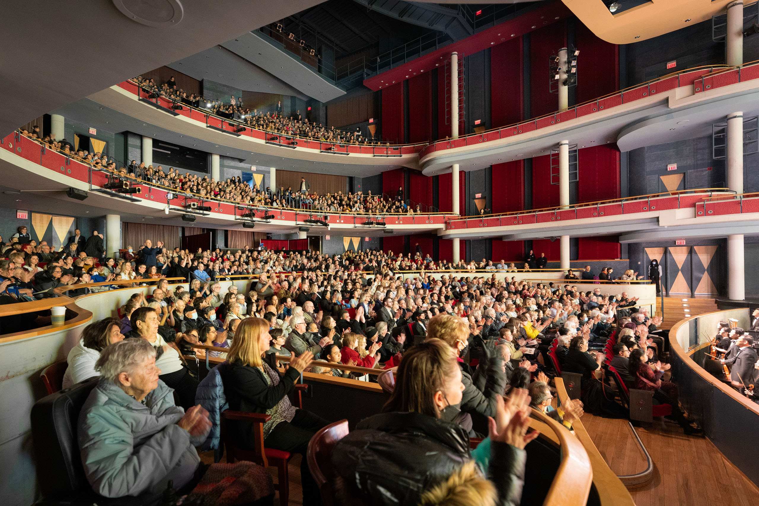 图14:二零二四年三月二十二日晚,神韵新世界艺术团本演季在美国犹他州盐湖城乔治‧多洛雷斯多尔‧埃克尔斯剧院的第四场演出再度爆满。(大<span style='max-width:0px!important;margin-left:-4px;color:#eee!important;'>.</span>纪<span style='max-width:0px!important;margin-left:-4px;color:#eee!important;'>.</span>元<span style='max-width:0px!important;margin-left:-4px;color:#eee!important;'>;</span>)