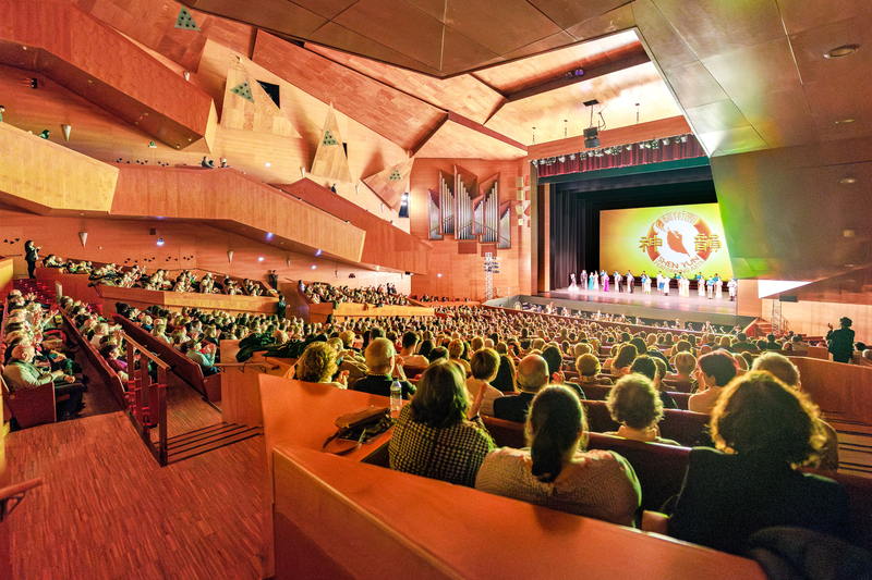 图15:二零二四年三月二十三日晚,美国神韵新纪元艺术团在西班牙毕尔巴鄂的巴斯克王宫剧院(Palacio Euskalduna)上演了今年当地首场演出。(大<span style='max-width:0px!important;margin-left:-4px;color:#eee!important;'>.</span>纪<span style='max-width:0px!important;margin-left:-4px;color:#eee!important;'>.</span>元<span style='max-width:0px!important;margin-left:-4px;color:#eee!important;'>;</span>)