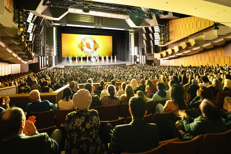 图17:二零二四年三月二十三日下午,神韵巡回艺术团本演季在加拿大温哥华伊丽莎白女王剧院的第四场演出的谢幕照。(大<span style='max-width:0px!important;margin-left:-4px;color:#eee!important;'>.</span>纪<span style='max-width:0px!important;margin-left:-4px;color:#eee!important;'>.</span>元<span style='max-width:0px!important;margin-left:-4px;color:#eee!important;'>;</span>)