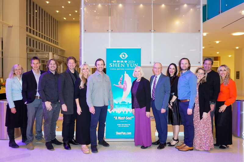 图23:二零二四年三月22日晚,美国民谣乐团的创始人和总监内特·凯勒(Nate Keller)(左四)和父母带领他们一家十几二十个人观赏了神韵新世界艺术团本演季在美国犹他州盐湖城乔治‧多洛雷斯多尔‧埃克尔斯剧院(George S. and Dolores Doré Eccles Theater)的第四场演出。(大<span style='max-width:0px!important;margin-left:-4px;color:#eee!important;'>.</span>纪<span style='max-width:0px!important;margin-left:-4px;color:#eee!important;'>.</span>元<span style='max-width:0px!important;margin-left:-4px;color:#eee!important;'>;</span>)