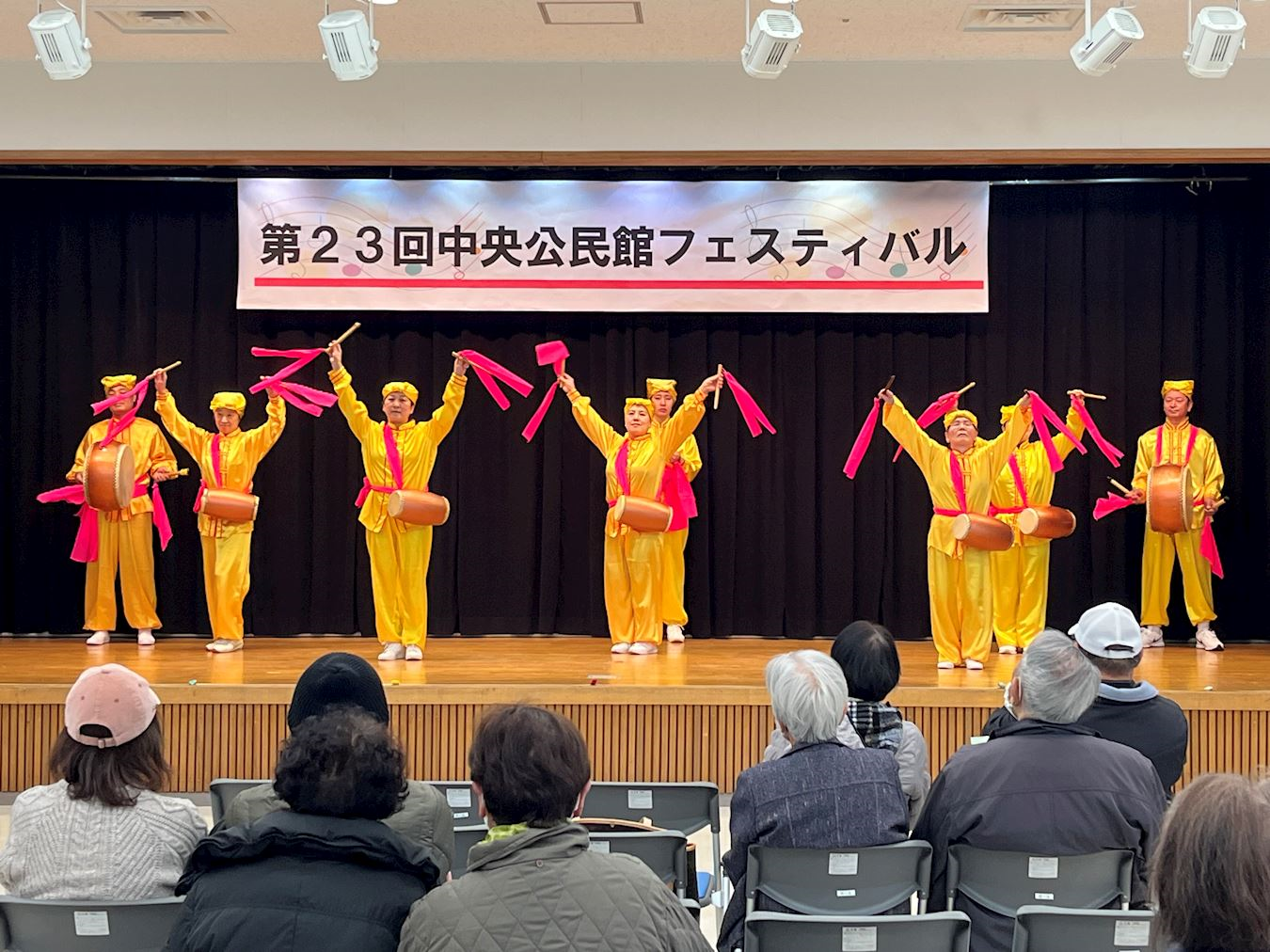 '图2:法轮功学员的腰鼓表演。'