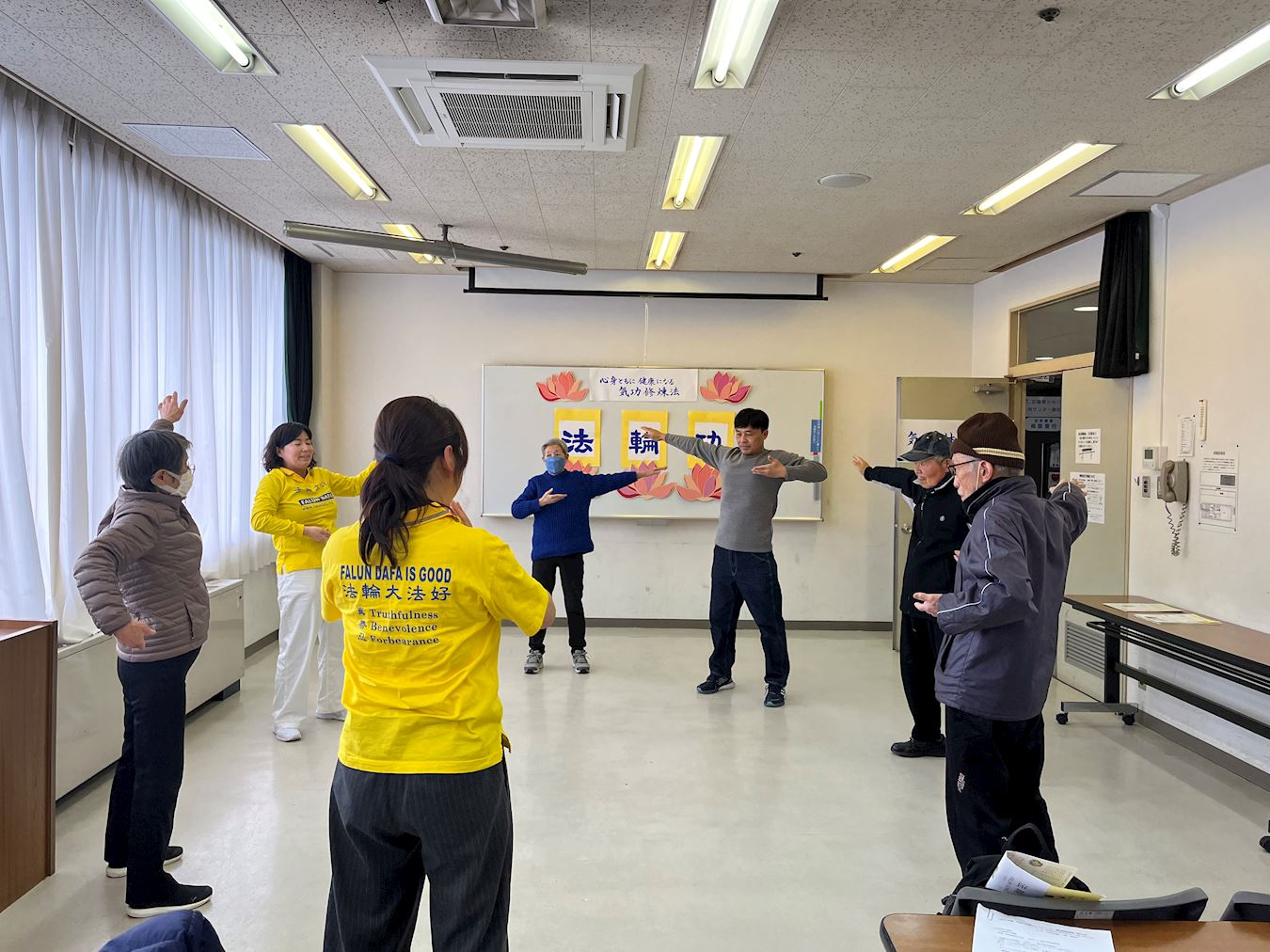 '图3~4:法轮功学员举办炼功体验活动。'