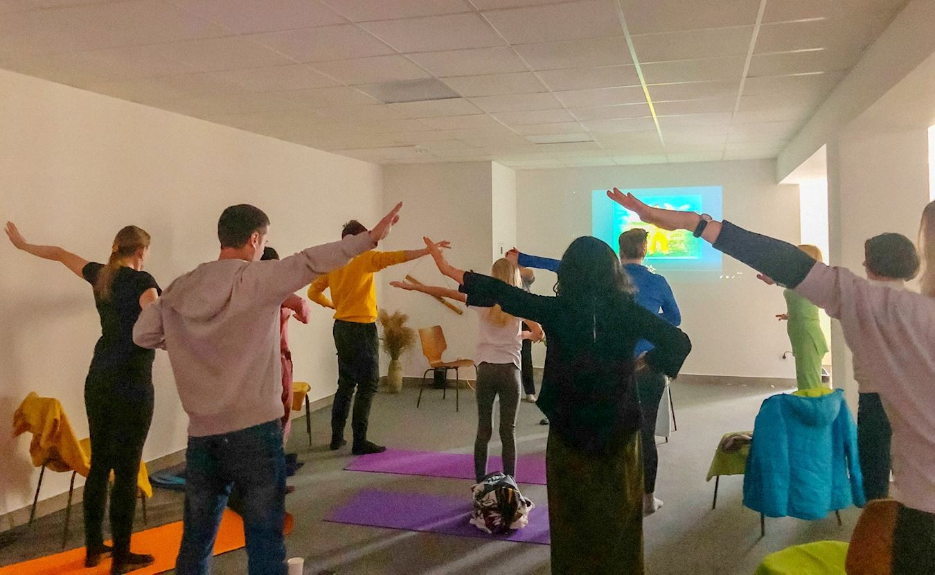 '图2:初学者学炼第一套功法“佛展千手法”。'